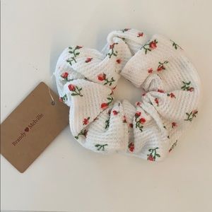 brandy melville flower scrunchie new